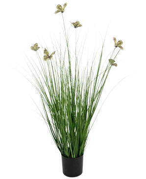 L'erba artificiale farfalla cipolla cipolla vaso ignifugo da 90 cm ha lunghe e sottili foglie di erba artificiale verde e fiori giallastri su lunghi steli, presentati in un vaso su un semplice sfondo bianco.