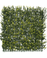 La siepe artificiale in legno di bosso giallo 50x50 cm UV è un pannello quadrato di fitto fogliame verde artificiale con foglie gialle, progettato per assomigliare a una siepe o a un muro di giardino, su uno sfondo bianco a tinta unita.