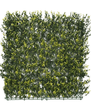 La siepe artificiale in legno di bosso giallo 50x50 cm UV è un pannello quadrato di fitto fogliame verde artificiale con foglie gialle, progettato per assomigliare a una siepe o a un muro di giardino, su uno sfondo bianco a tinta unita.