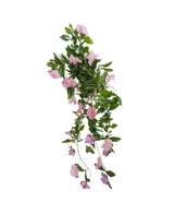 De Kunst hangplant Petunia 70 cm heeft groene bladeren en paarse trompetvormige bloemen tegen een effen witte achtergrond.