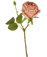 De Kunstroos Deluxe 45 cm roze heeft een gesloten knop, groene bladeren en een lange steel, en wordt getoond tegen een effen witte achtergrond.