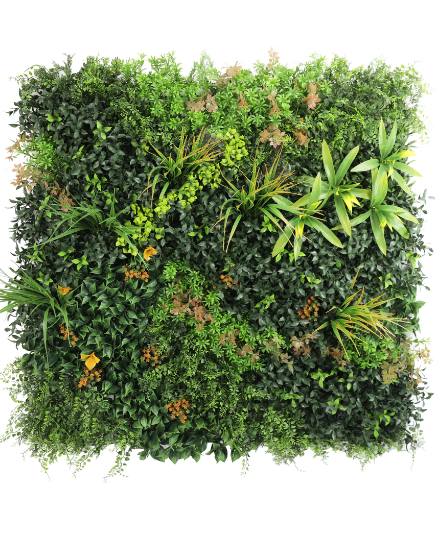 La siepe artificiale Marisa 100x100 cm UV è una parete verde rigogliosa e quadrata con piante dal fogliame misto, felci, accenti giallo-verdi e foglie brunastre sparse su uno sfondo bianco semplice.