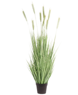 La pianta di erba artificiale verde ignifuga da 150 cm ha fili verdi alti e sottili e steli simili a grano, che forniscono un aspetto naturale agli interni. Questa pianta di erba artificiale si trova su uno sfondo bianco semplice.