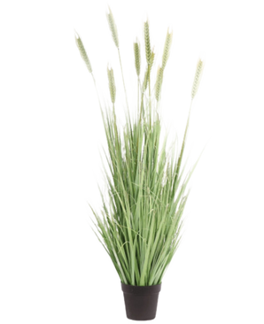 La pianta di erba artificiale verde ignifuga da 150 cm ha fili verdi alti e sottili e steli simili a grano, che forniscono un aspetto naturale agli interni. Questa pianta di erba artificiale si trova su uno sfondo bianco semplice.