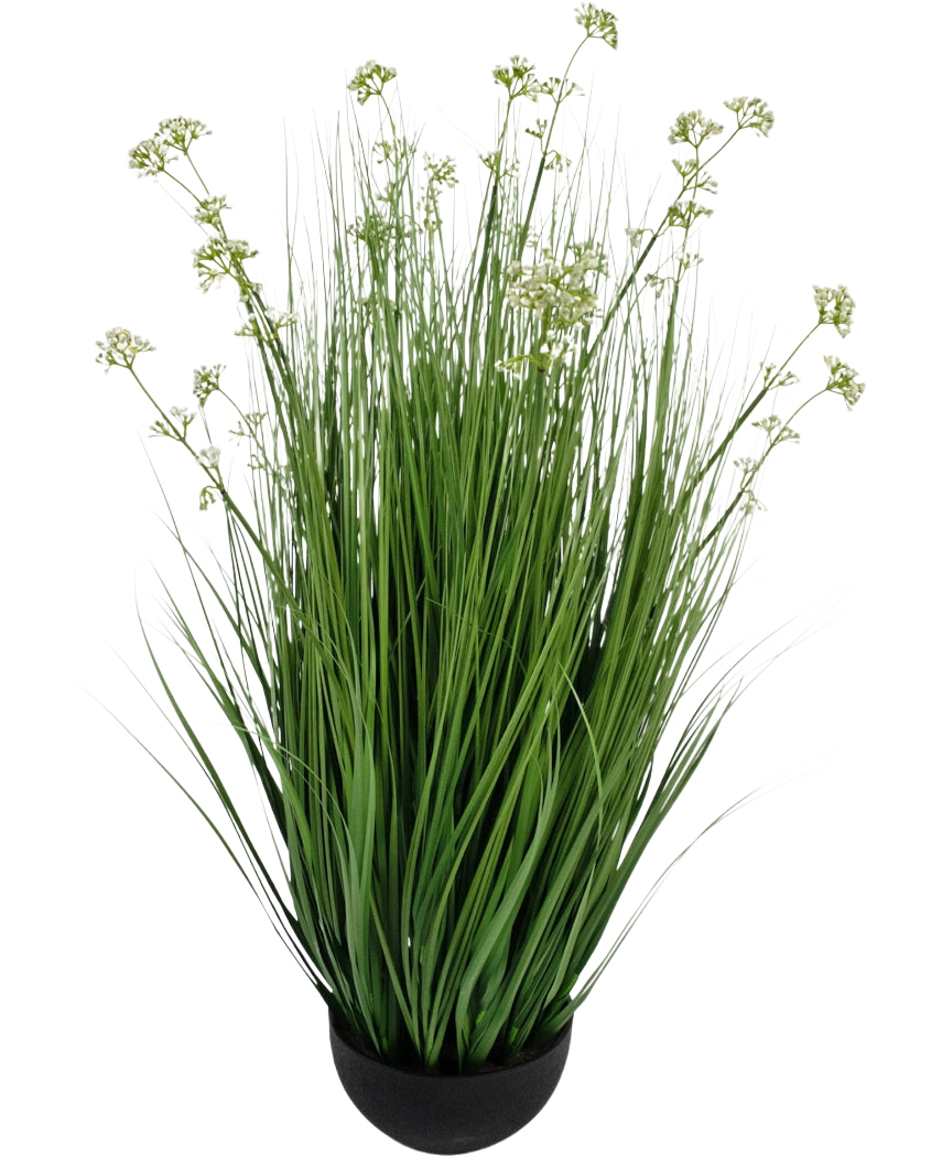 Il vaso per erba artificiale con fiori di porro e cipolla da 100 cm ignifugo è una pianta di erba artificiale in un vaso con lame lunghe e sottili e piccoli grappoli di fiori bianchi in un vaso rotondo nero, raffigurato su un semplice sfondo bianco.