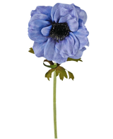 Un unico fiore artificiale di Anemone di 35 cm di colore blu con petali volant blu, un cuore scuro e uno stelo verde con poche foglie su sfondo bianco.
