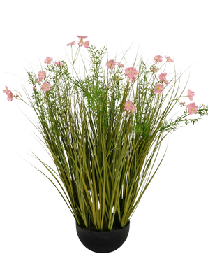 Il vaso per erba artificiale a cipolla rosa Gesang Flower è una pianta artificiale ignifuga alta 90 cm con lunghe foglie verdi simili a erba e fiori rosa in un vaso rotondo nero, raffigurato su uno sfondo bianco.