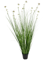 De Kunstgras Prei Bloem Uien Graspot 120cm brandvertragend heeft lange groene grasachtige bladeren en lange stelen met lichtpaarse bloemtrossen, perfect om levensecht groen toe te voegen aan elke ruimte.