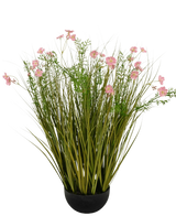De Kunstgras roze Gesang Bloem uiengraspot is een 90cm hoge, vlamvertragende kunstplant met lange groene grasachtige bladeren en roze bloemen in een ronde zwarte pot, afgebeeld tegen een witte achtergrond.