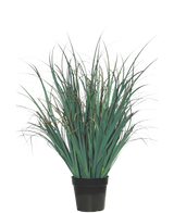 De Kunst Grasplant Gazon Groen 70 cm brandvertragend heeft lange, dunne groene bladeren in een zwarte pot, tegen een effen witte achtergrond-een stijlvolle kunstplant perfect voor moderne interieurs.