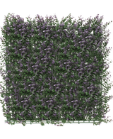 La siepe artificiale bosso viola 50x50 cm UV è un denso pannello quadrato di verde artificiale con piccoli fiori viola, che crea un rigoglioso tappeto da giardino verticale, perfetto per ravvivare uno sfondo bianco.