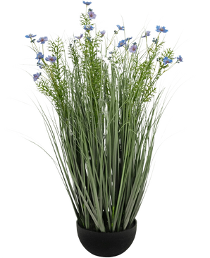 Il vaso per erba artificiale a cipolla viola Gesang Flower (90 cm, ignifugo) presenta erba artificiale verde alta e sottile e delicati fiori viola chiaro in un vaso nero, su uno sfondo bianco.