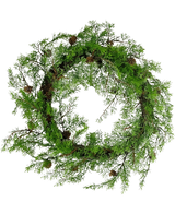 La ghirlanda di pino artificiale verde da 50 cm è una ghirlanda rotonda composta da rami di pino verde e piccole pigne marroni, disposti in stile rustico e naturale su uno sfondo bianco.