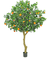 L'albero di arancio artificiale da 275 cm ha un tronco sottile, foglie verdi dense e frutti arancioni vivaci, che creano un albero di arancio realistico e decorativo in un vaso su un semplice sfondo bianco.