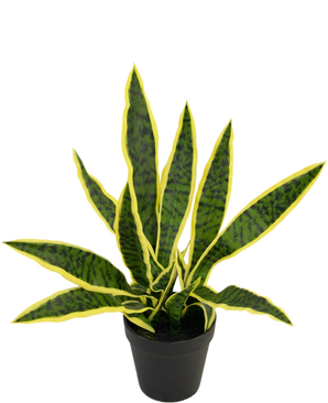 De Kunstplant Sansevieria Laurentii 44 cm in sierpot heeft lange, rechtopstaande groene bladeren met gele randen, weergegeven in een zwarte pot tegen een witte achtergrond.