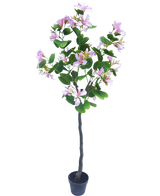La pianta artificiale Giuda 150 cm è una pianta artificiale in vaso con foglie verdi e numerosi fiori rosa chiaro su uno sfondo bianco a tinta unita.