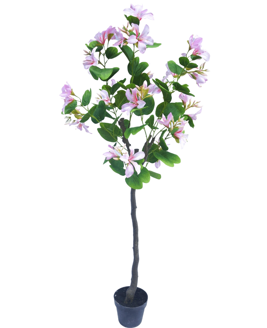 La pianta artificiale Giuda 150 cm è una pianta artificiale in vaso con foglie verdi e numerosi fiori rosa chiaro su uno sfondo bianco a tinta unita.