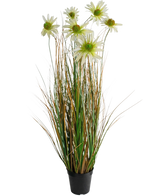 De Kunstgras chrysant uienpot 90cm brandvertragend is een kunstplant in pot met lange groene en bruine grasachtige bladeren, met daarop witte margrietbloemen met een geel hart.