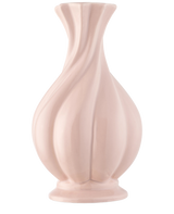 De Vaas Little Fairy 26 cm roze is een glanzende, lichtroze vaas van keramiek met een uitlopende rand en gebeeldhouwde wervelende groeven, ideaal voor het uitstallen van een zijden kunstbloemen boeket. Afgebeeld tegen een effen witte achtergrond.