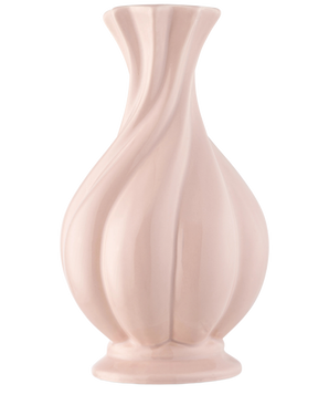 Il vaso Little Fairy rosa da 26 cm è un vaso in ceramica rosa chiaro lucido con bordo svasato e scanalature vorticose scolpite, ideale per esporre un bouquet di fiori artificiali in seta. Nella foto su uno sfondo bianco semplice.