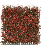 La siepe artificiale in bosso rossa 50x50 cm UV è un pannello verde artificiale quadrato con fitte foglioline verdi e grappoli di fiori rossi, ideale per la decorazione o la privacy.