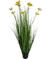 Il vaso per erba artificiale con radice di erba e cipolla da 120 cm è una pianta artificiale ignifuga in vaso con lunghe foglie verdi simili a erba e mazzi di piccoli fiori gialli, isolati su uno sfondo bianco.