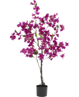 De Kunstplant Bougainvillea 125 cm Paars heeft meerdere dunne takken, groene bladeren en felle paarse bloemen en lijkt op een echte bougainvillea, afgebeeld tegen een effen witte achtergrond.