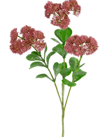 Een Kunsttak Sedum 56 cm roze met groen blad en trosjes kleine, ronde, piekerige rozerode bloemen tegen een witte achtergrond.