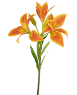 Il fiore artificiale giglio asiatico 66 cm arancione ha un unico stelo con tre gigli arancioni aperti, un bocciolo non aperto e foglie verdi su uno sfondo chiaro.