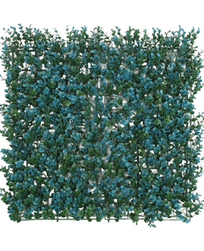 De Kunsthaag Buxus blauw 50x50 cm UV is een dicht vierkant paneel van kunstmatige groene bladeren en kleine blauwe bloemen op een rasterdrager, van bovenaf gezien tegen een witte achtergrond.
