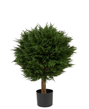 La pianta artificiale Conifer Deluxe UV 80 cm ha una palla di foglie verde rotonda e densa su un unico stelo marrone, in un vaso nero e su uno sfondo bianco semplice.