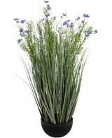 De Kunstgras paarse Gesang Bloem uiengraspot (90cm, brandvertragend) heeft hoog, dun groen kunstgras en delicate lichtpaarse bloemen in een zwarte pot, tegen een witte achtergrond.