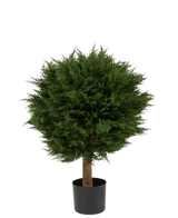 La pianta artificiale Conifer Deluxe UV 80 cm ha una palla di foglie verde rotonda e densa su un unico stelo marrone, in un vaso nero e su uno sfondo bianco a tinta unita.