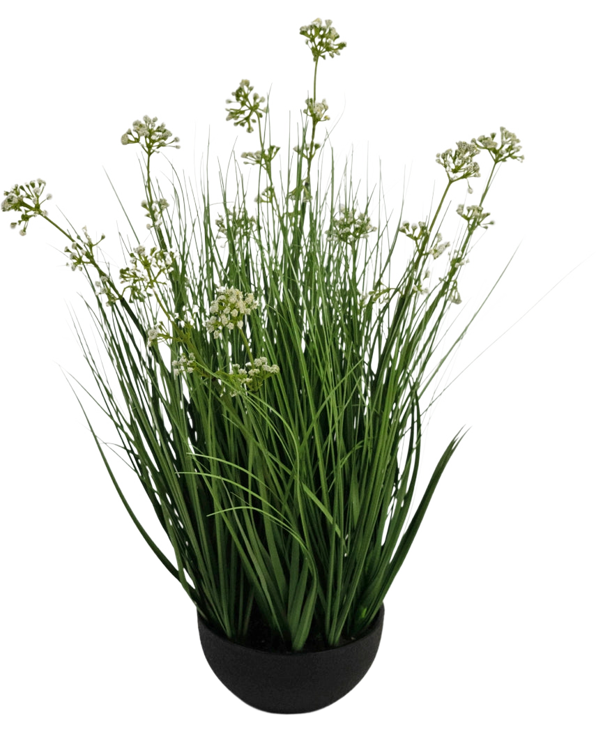 Il vaso per erba artificiale con fiori di porro e cipolla da 60 cm ignifugo ha foglie verdi alte e sottili simili a erba con piccoli grappoli di fiori bianchi in un vaso nero, su uno sfondo bianco.