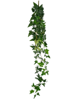 De Kunst hangplant Klimop Boston 120 cm groen heeft een lange streng van kunstmatige groene klimop met dichte, puntige bladeren die naar beneden vallen tegen een effen witte achtergrond.