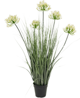 De Kunstgras witte Agapanthus uiengraspot 90cm brandvertragend is een kunstplant in pot met hoge groene bladeren en zes trossen kleine, lichtgele bloemen op lange stelen, tegen een effen witte achtergrond.