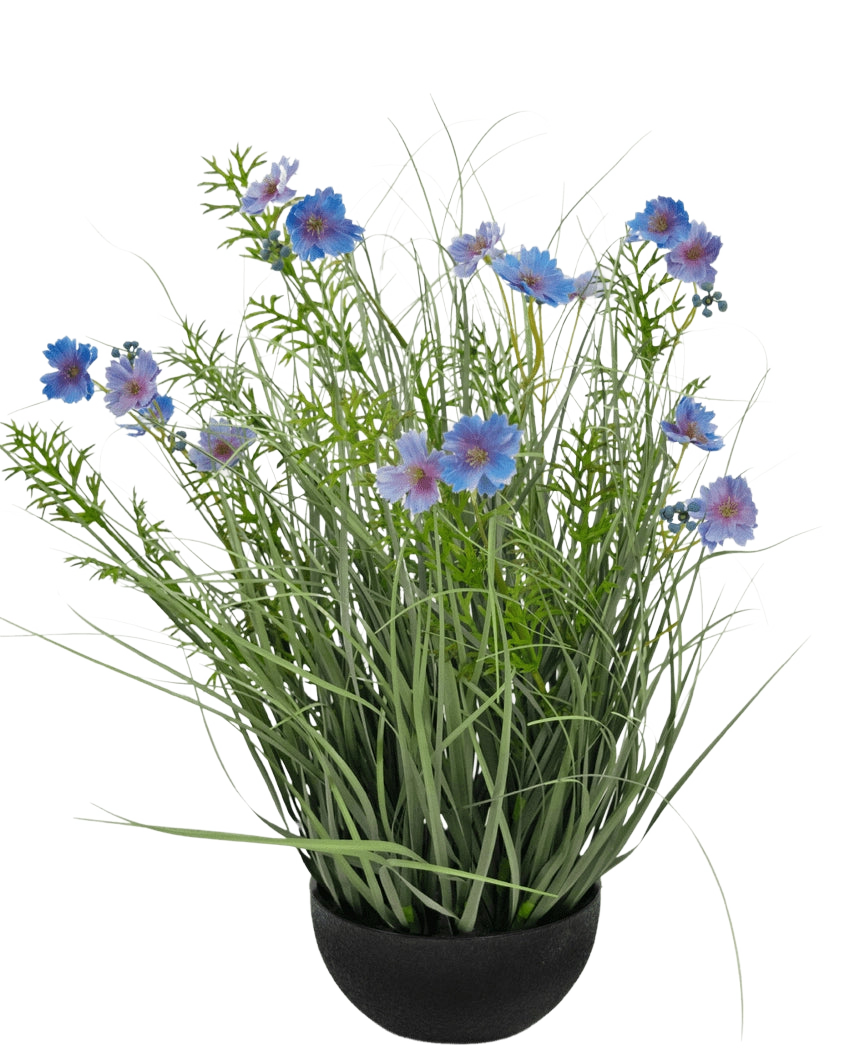 Un vaso nero con erba artificiale viola Gesang Flower a cipolla, ignifugo, da 56 cm, con foglie alte simili a erba verde e fiori blu-viola, su uno sfondo bianco semplice.