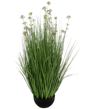 Il vaso di erba artificiale con fiori di porro e cipolla ignifugo da 100 cm ha un vaso nero con foglie verdi artificiali alte e sottili e piccoli fiori viola su steli lunghi, su uno sfondo bianco.