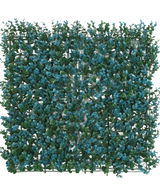 De Kunsthaag Buxus blauw 50x50 cm UV is een dicht vierkant paneel van kunstmatige groene bladeren en kleine blauwe bloemen op een rasterdrager, van bovenaf gezien tegen een witte achtergrond.