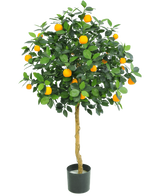 L'arancio artificiale da 120 cm di Easyplants ha foglie verdi rigogliose e tanti frutti di colore arancione brillante, esposti in un vaso su un semplice sfondo bianco.