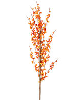 De Kunsttak Ilex 100 cm oranje heeft een enkele hoge tak met veel kleine oranje bessen aan slanke bruine stelen, tegen een effen witte achtergrond.