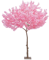 De Kunstboom Kersenbloesem Roze 270 cm is een hoge kunstkerstboom met een slanke bruine stam en dichte trossen levendige roze bloemen tegen een effen witte achtergrond.