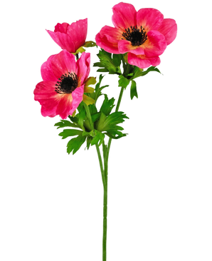 Il fiore artificiale di anemone ramificato di 56 cm di colore rosa ha un unico stelo verde con tre fiori di anemone rosa brillante con un cuore scuro e delicati petali ruvidi, oltre a foglie verdi, su uno sfondo bianco semplice.