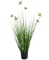 De Kunstgras vlinder-ui graspot 90cm brandvertragend heeft lange, dunne groene kunstgrasbladeren en gelige bloemen op lange stelen, gepresenteerd in een pot tegen een effen witte achtergrond.
