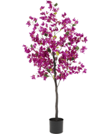 La Bougainvillea artificiale viola da 150 cm ha uno stelo alto e sottile con vivaci fiori viola e foglie verdi, in un semplice vaso nero su uno sfondo bianco.