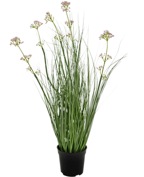 L'erba artificiale bonsai con fiori di porro e cipolla ignifuga da 61 cm ha foglie verdi lunghe e sottili e steli lunghi con piccoli grappoli di fiori viola chiaro, presentati in un vaso su un semplice sfondo bianco.