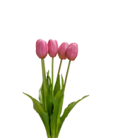 Il bouquet di tulipani artificiali Real Touch Purple da 40 cm contiene quattro tulipani viola con foglie e steli verdi realistici, che stanno in piedi su uno sfondo bianco a tinta unita.