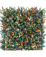 La Siepe Artificiale in Bosso multicolore 50x50 cm UV è un pannello quadrato di fitto bosso artificiale con piccole foglie e mazzi di fiori arancioni, bianchi, rossi, gialli, viola e blu su uno sfondo a griglia di plastica verde.