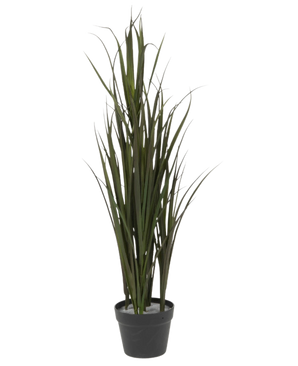 L'erba artificiale Bordeaux UV 90 cm è un'erba ornamentale alta e verde con foglie lunghe e sottili in un vaso di plastica nera, su uno sfondo bianco semplice.