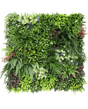 La siepe artificiale Vibrant 100x100 cm UV presenta un rigoglioso giardino verticale con fitte piante verdi, felci e piccoli fiori bianchi, viola e gialli disposti a quadrato su sfondo bianco.